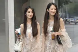 广东街拍双胞胎姐妹：穿白裙的时尚女生，演绎女生柔美的气质图片