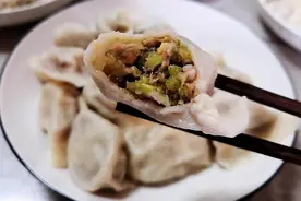 ​煮饺子不要水开了才下锅，教你正确做法，饺子煮不破，筋道好吃图片