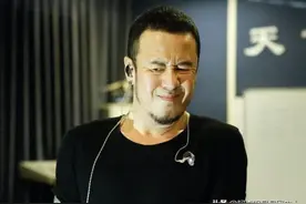杨坤直播怒叱惊雷，被原作者不服反撕，郑钧更直接说：一坨屎吧！图片