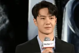 王一博出席活动西装亮相，法令纹抢镜显沧桑，被摄影师吐槽老气图片