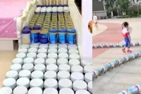 3胞胎月花7000奶粉钱，宝爸将奶粉罐连成“小火车”图片