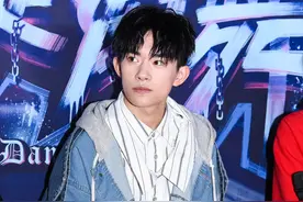 易烊千玺抱面包凹造型，这个男孩在时尚圈得天独厚图片