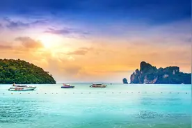皮皮岛位于泰国普吉岛东南方，是由两个主要岛屿组成的姐妹岛图片