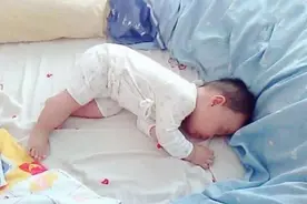 娃睡觉总是滚来滚去不安稳，多半是这几个原因，和缺不缺钙没关系图片