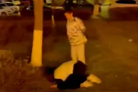 笑哭！吉林一女子醉酒被哥哥扛回家，清醒后一句话让哥哥猛抽巴掌图片