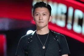 王菲和赵薇志趣相投？谢霆锋迫不及待，赵薇和帅哥深夜互动图片