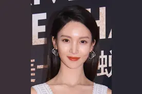 金晨一袭吊带蓝色礼裙，展现优美的天鹅颈图片