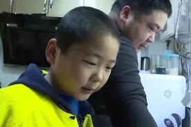8岁男孩假期学会30多道菜，父母为之骄傲：不要低估孩子的潜力图片