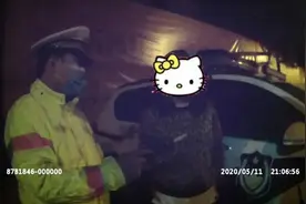 美女借酒浇愁愁更愁图片