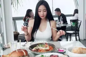 国产健身美女，49kg增重到65kg，体型才是好身材的基础图片