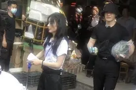 赵丽颖认真挑选菜品却被卖家偷拍，看到路人镜头下的她，确实32岁图片