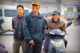 我那六十多岁的老父亲，依然在打工赚钱图片