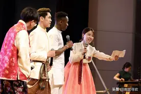 对联高手出上联“唐伯虎”，难住诗词大会选手，康震对出下联解围图片