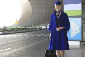 为啥飞机上的空姐大多是穿裙子？空姐解释原因：不是为了方便干活图片
