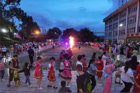 曲靖凤成金温泉度假村举办火把节篝火晚会图片