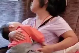 妈妈带姐弟俩坐高铁睡着了，视线落在妈妈的手上，网友：眼眶湿了图片