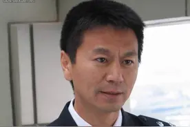 王立华假冒警察绑架明星，因车牌被抓获，枪决遗愿：给监狱送锦旗图片