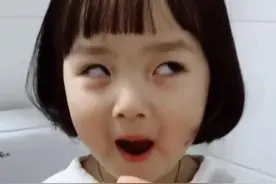 表情包女孩权律二近照曝光，被全网禁止整容，却逃不过掉牙魔咒图片