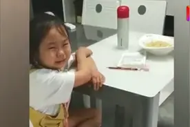 女孩做作业要崩溃，哭诉名字太难写，网友笑称：只能怪爸妈了图片