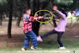 8岁姐姐揍哭3岁弟弟，爸妈却在一旁袖手旁观，还说“教育得好”图片