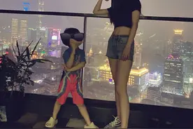 Angelababy儿子长大了，身高快到妈妈腰，晒合影baby穿露腰装抢镜图片