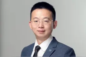 44岁就当上总统的微博大V，竟然还是“联合国科学院”的一把手？图片