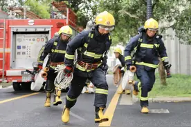 为能在火场多救一个人，酷暑之下他们这么做！记者亲历消防夏训：差点中暑图片