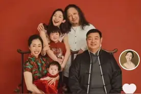三宝小25岁娇妻罕晒全家福，二人同框似父女，岳父比女婿显年轻图片