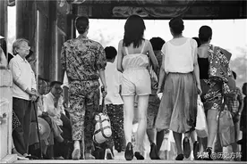 80年代我们曾经经历的场景，青年男女的穿着开始时尚起来图片
