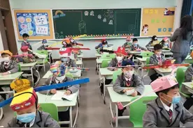 杭州小学生戴“一米帽”上课，网友：大宋的智慧终于又用上了！图片