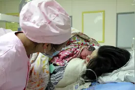 出生就成网红！女婴凭高颜值惊艳网友，护士：头一回接生这么美的图片