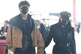 钟丽缇真的很能穿，大红紧身裤配西装，和小12岁老公同框也不显老图片