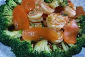 西蓝花炒虾仁这样做，西蓝花翠绿爽脆，虾仁嫩滑不腥，孩子很爱吃图片