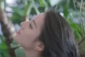热巴头朝下往后甩发，没想到长发被树枝勾住，下一秒的反应成亮点图片