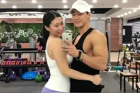 42岁阿姨上演“母子恋”并修成正果，婚后产下双胞胎，令人羡慕！图片