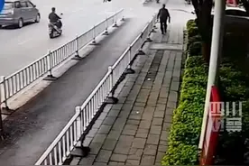 女警抓小偷摔倒 大叔扫堂腿助攻擒贼图片