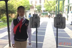 小学生开学想看同学变样没，结果都戴着口罩认不出，老师想了个好办法图片