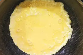 炒鸡蛋时加点牛奶，补钙效果翻倍，又鲜又嫩，40秒就上桌图片