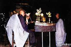 北京门头沟：1918年的潭柘寺，大殿内的法事看上去很诡异图片