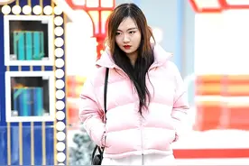 街拍：丝袜美女，穿来穿去还得是黑丝图片