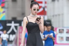 小黑裙派上大用场！修身、显瘦、提气样样都行，体现优雅的时尚感图片
