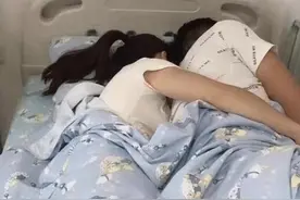 床位被父母“霸占”，儿子坐椅子上打点滴，网友调侃：孩子是意外图片