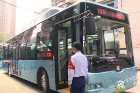 投用30辆新车、设立爱心驿站 重庆公交10路软硬件“双提升”图片