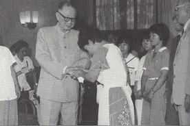 80年聂荣臻在大会厅接见记者，一日本女人突然下跪喊父亲，为何？图片
