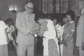 80年聂荣臻在大会厅接见记者，一日本女人突然下跪喊父亲，为何？图片