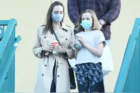 45岁朱莉与小女儿逛街，母女长腿抢镜，网友：女神的基因太强大图片