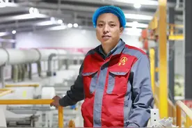 爬上五层楼就漏尿，养老院中每天换5次，边下单边掉眼泪：2.5亿片成人纸尿裤背后的老年中国图片