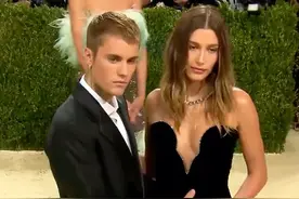 贾斯汀·比伯携爱妻亮相MetGala，海莉笑着拿掉了丈夫放在腹部的手图片