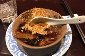 桂林“凉粉西施”突然火了，一个人生意火爆，网友：顾客络绎不绝图片