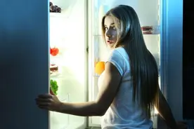 一碗鸡汤，结果感染了脑膜炎？冰箱里这种细菌，医生劝你要留心图片